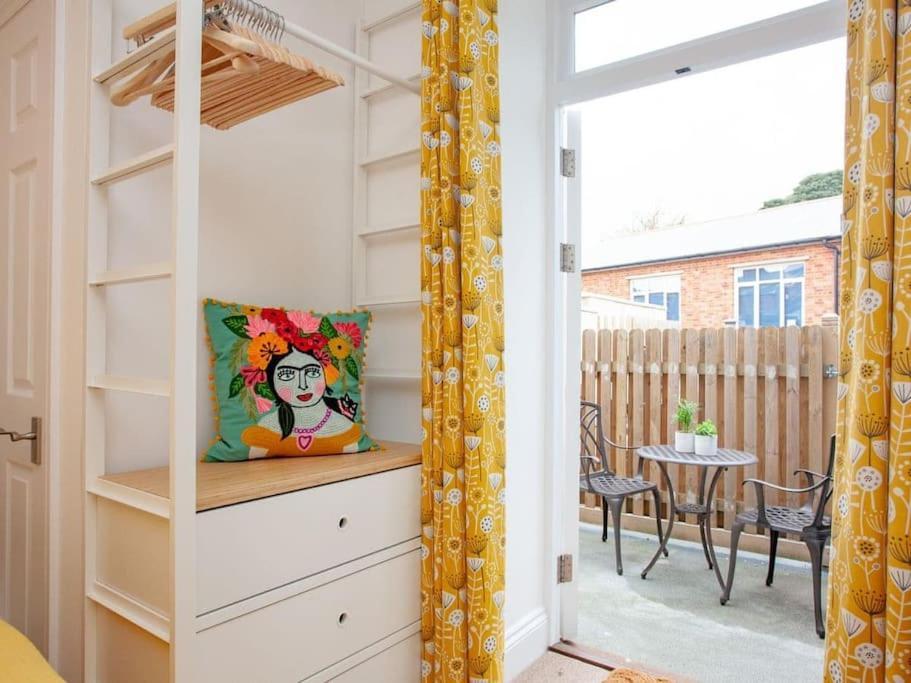 2 Central, Spacious, Apartment With Private Patio Сідмут Екстер'єр фото